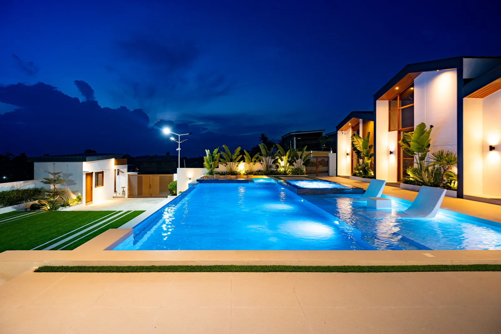 Nighttime view of the infinity pool and jacuzzi.