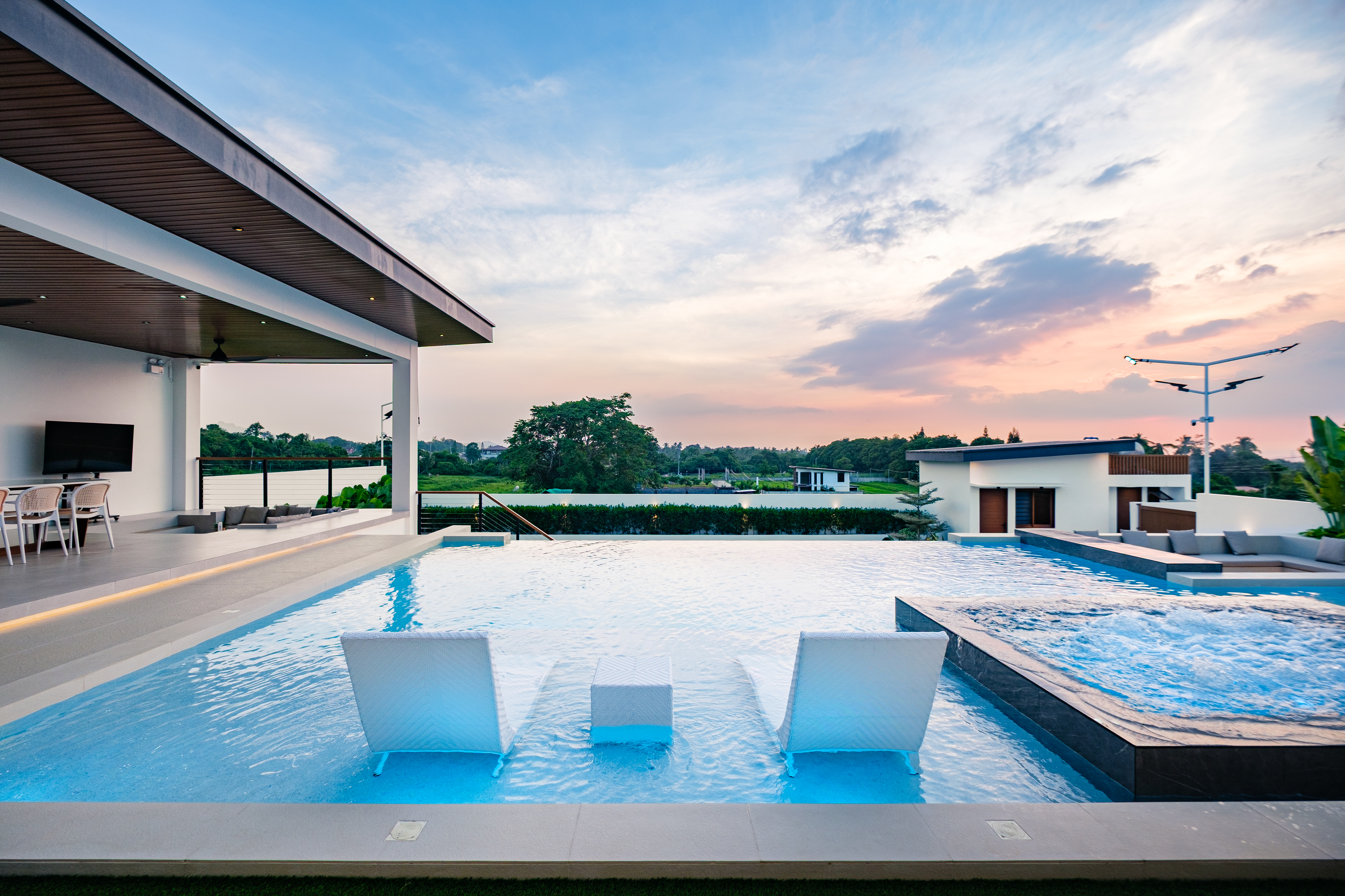 Infinity Pool & Jacuzzi